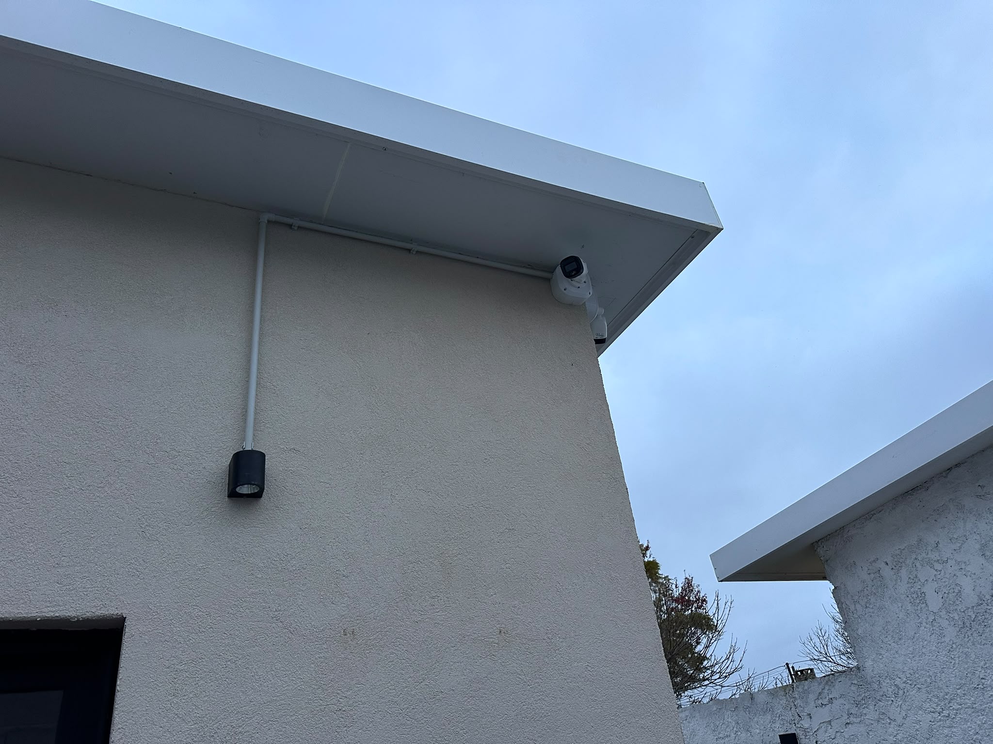 Cámara instalada bajo el alero de una vivienda