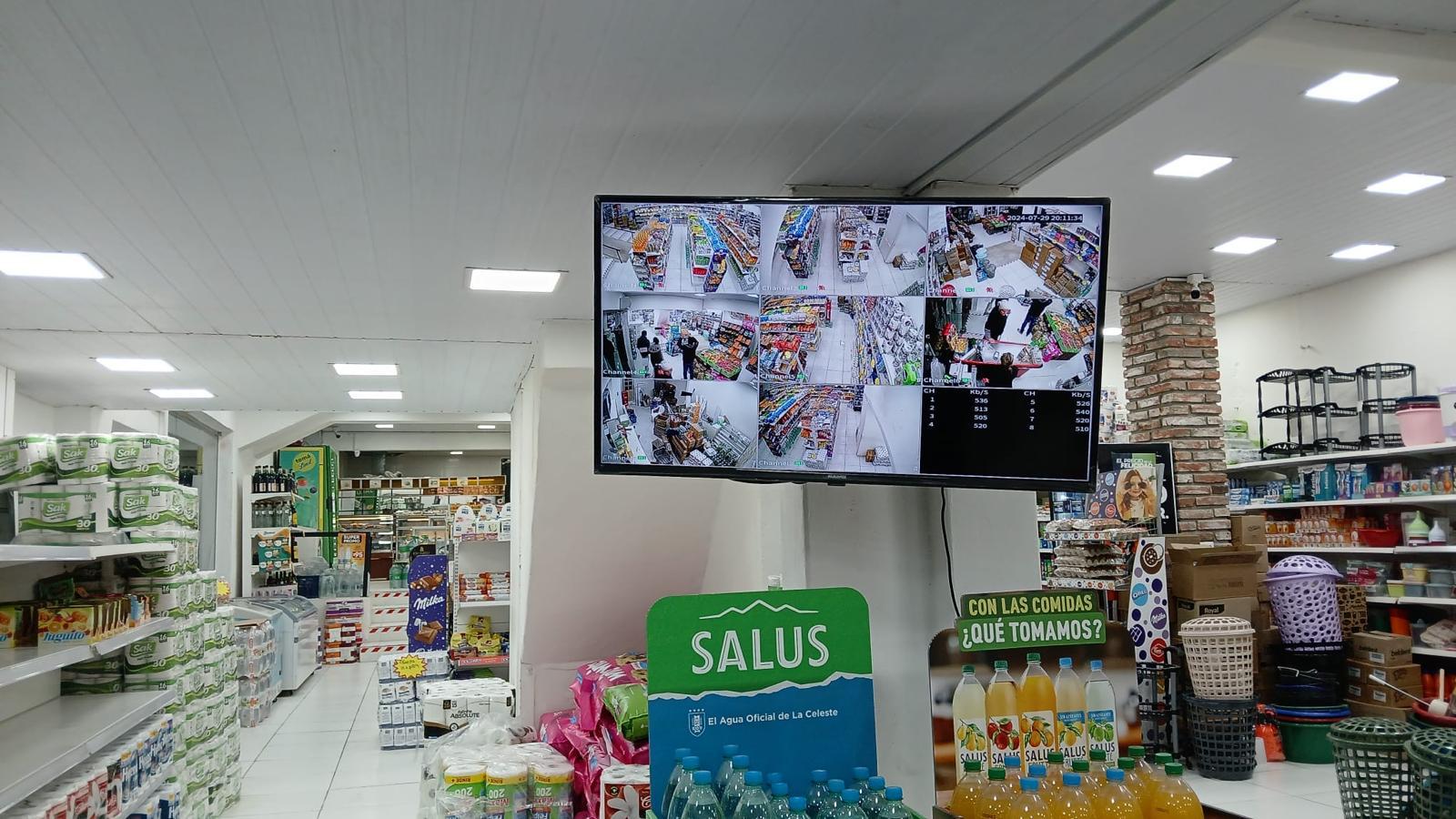 Pantalla mostrando varias cámaras monitoreando un comercio