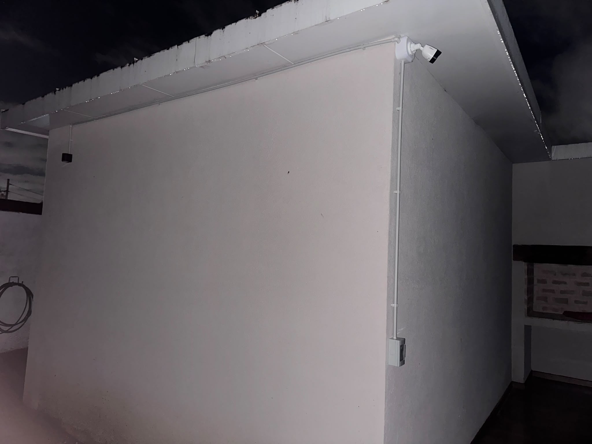 Cámara instalada en esquina de una terraza, de noche