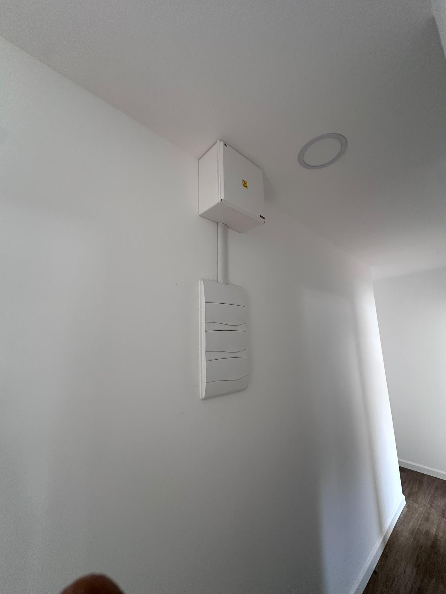 Cableado y grabador conectado prolijamente en una pared