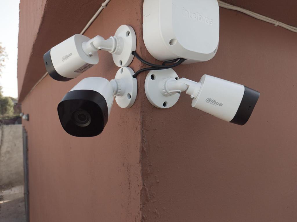 Tres cámaras Dahua instaladas en una esquina de fachada