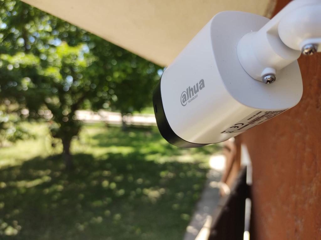Detalle de cámara Dahua instalada mirando hacia el jardín