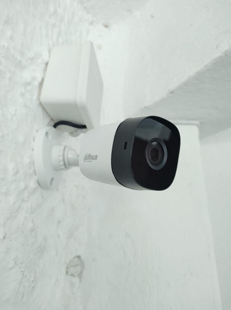Cámara Dahua instalada en pared blanca con caja de conexiones