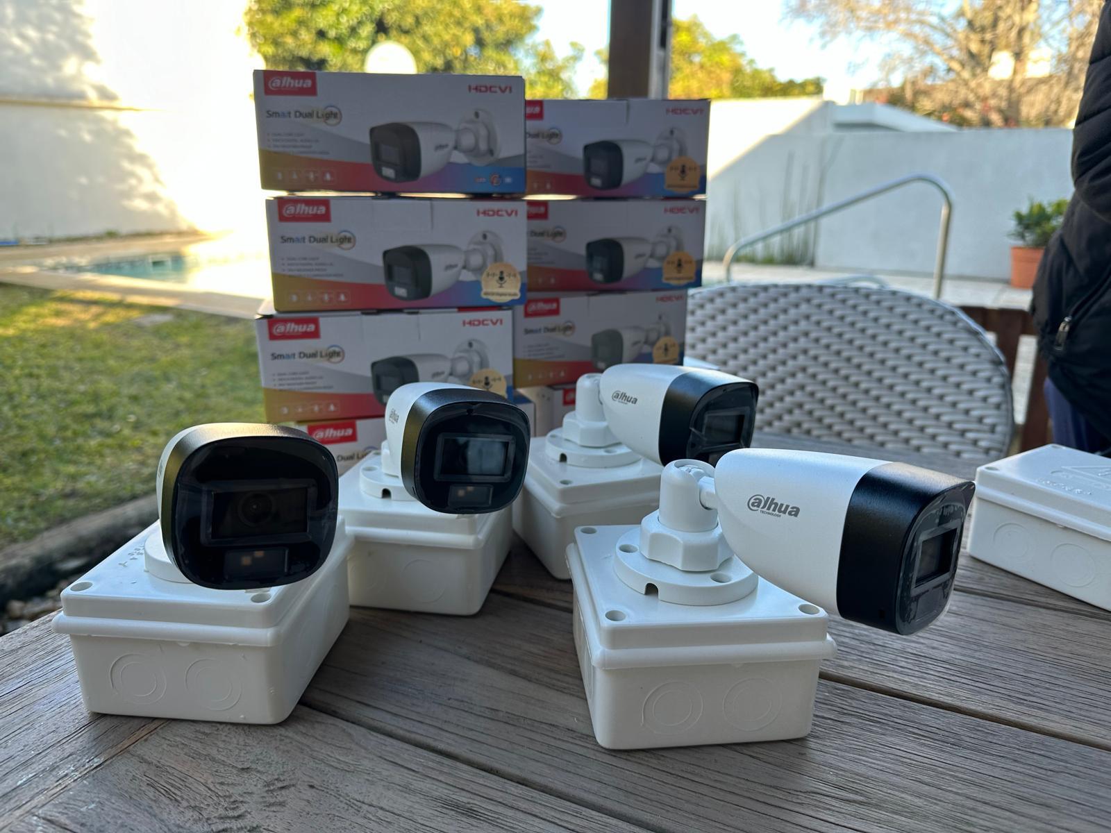 Equipos Dahua Smart Dual Light listos para instalar junto a una piscina